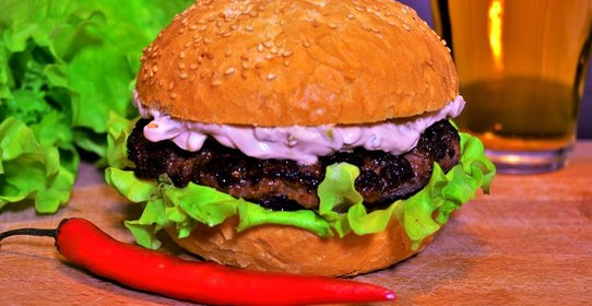 Гамбургер с греческим соусом «Тирокафтери»