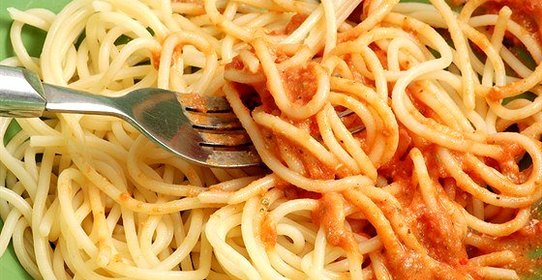 Спагетти с оливковым маслом, чесноком и красным перцем