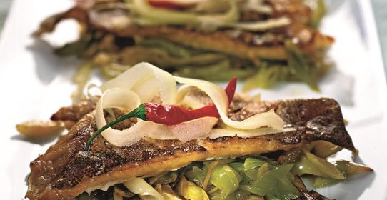 Морской окунь с луком-пореем