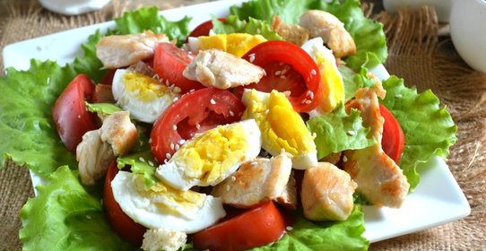 Салат Цезарь с курицей и сухариками