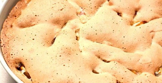 Шарлотка с персиками