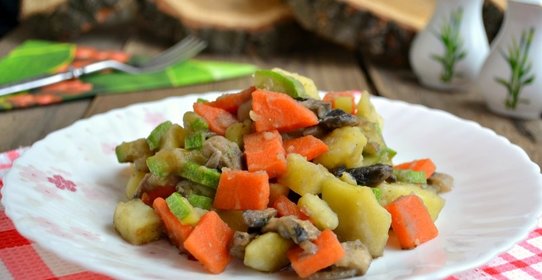 Овощи с грибами на сковороде