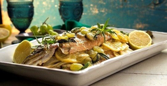 Форель, запеченная с виноградом
