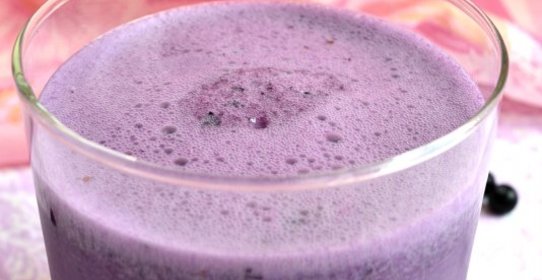 Молочный коктейль с черникой