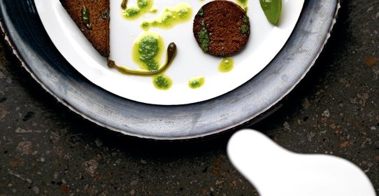 Тартар из говядины с щавелем, каперсами и сухарями