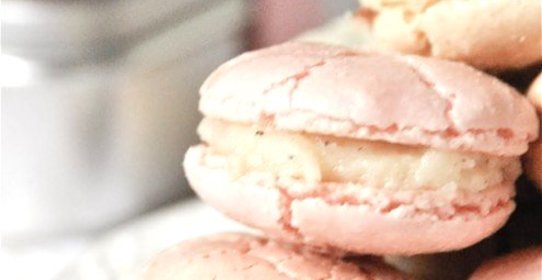 Клубничные пирожные макароны