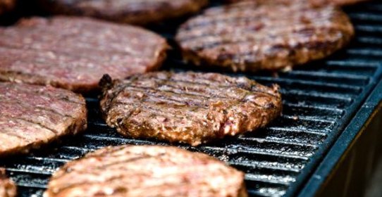 Бургеры из говядины с маслинами и авокадо