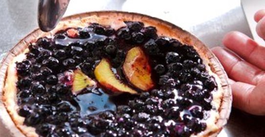 Открытый пирог с черникой и персиками