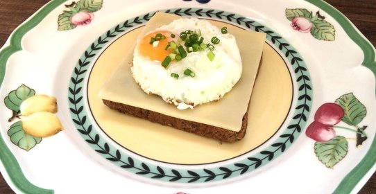 Яичница глазунья на тосте с сыром