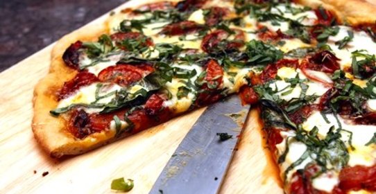 Пицца с моцареллой и базиликом