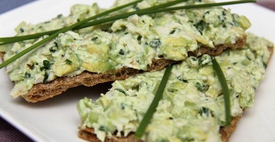 Паста из авокадо, сыра филадельфия и курицы