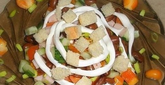 Салат Хрустик с фасолью ветчиной и сухариками