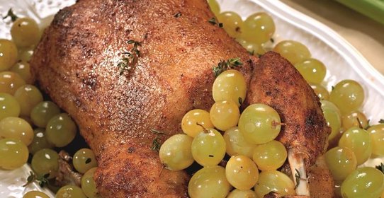 Утка с куриной начинкой и виноградом