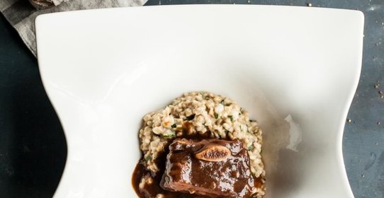 Овсянка с копчеными говяжьими ребрами