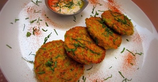 Овощные оладьи с йогуртовым соусом