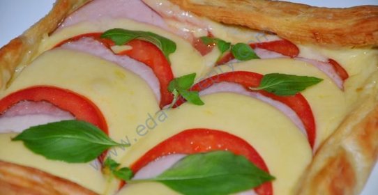 Быстрая и простая слоеная пицца в духовке