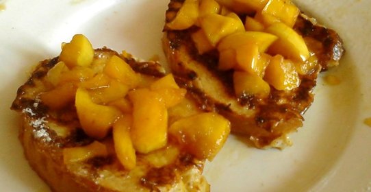 Гренки с тушеными яблоками