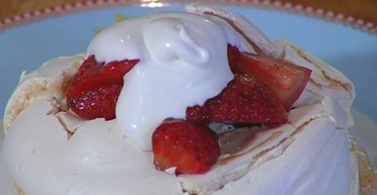 Безе с клубникой