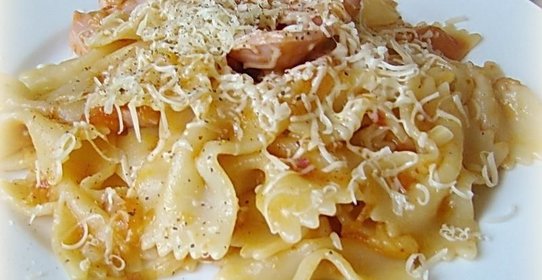 Макароны с сосисками и помидорами