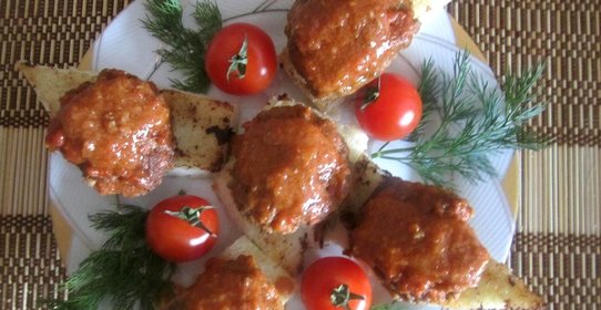 Биточки из куриных желудков на тостах