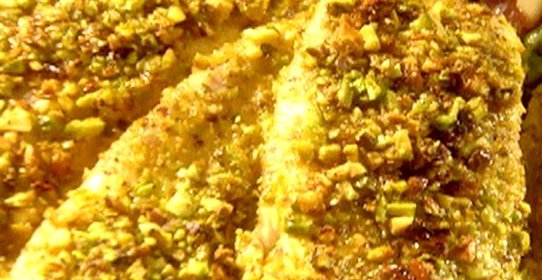 Дорада в фисташковой корочке с мангольдом, жаренной ветчиной, сыром горгонзола и кедровыми орешками