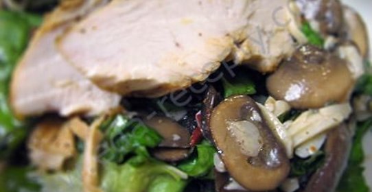 Грибной салат с куриной грудкой и перепелиными яйцами