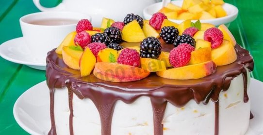 Торт с шоколадными подтеками и фруктами