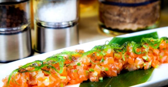 Тар тар из лосося с малосольным огурцом