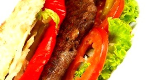 Маленькие бургеры в пите с салатом и овощами