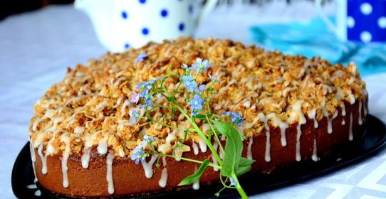 Шарлотка на простокваше со сливочной крошкой