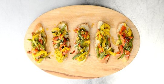 Салат из перца по‑баскски на белых сухарях