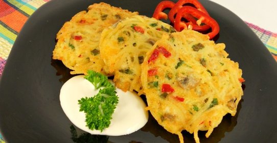 Оладьи из спагетти с грибами, зеленью и сыром