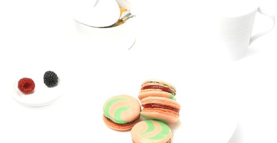 Пирожное макарон с малиной и анисом