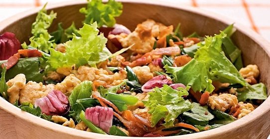 Теплый салат с яйцами и беконом