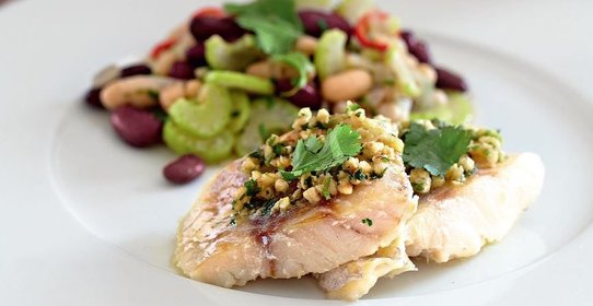 Треска с лесными орехами и кинзой
