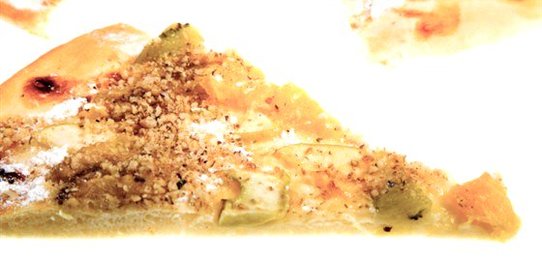 Пицца с грушей, луком, орехами и двумя видами сыра