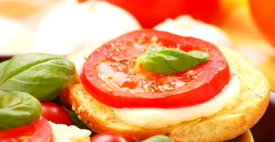 Гренки с козьим сыром и соусом