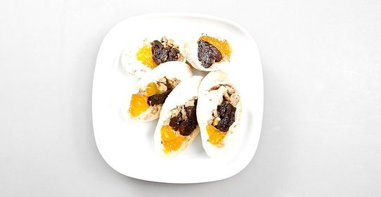 Паровой куриный рулет с мандаринами и черносливом