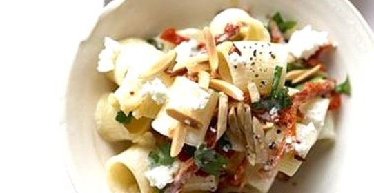 Паста с козьим сыром и помидорами