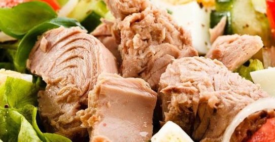 Средиземноморский салат с тунцом