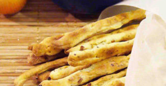 Хлебные палочки с луком