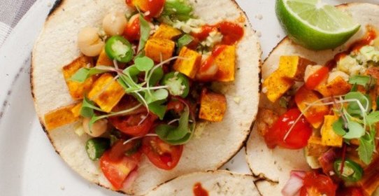 Тостада с бататом и авокадо