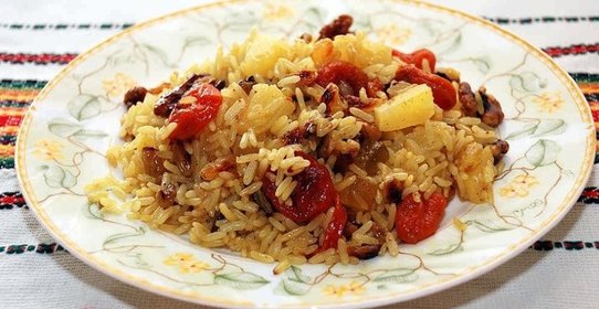 Постная рисовая каша с сухофруктами