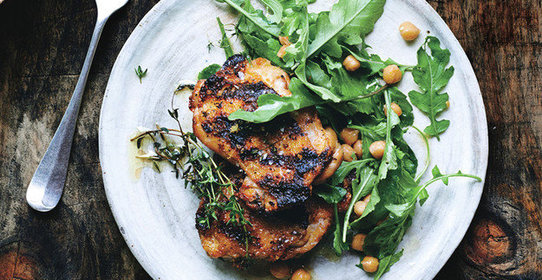 Курица на гриле с рукколой и нутом