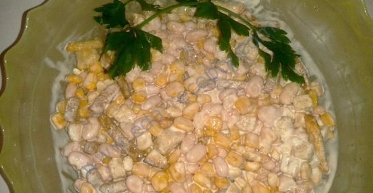 Салат из фасоли и кукурузы с сухариками