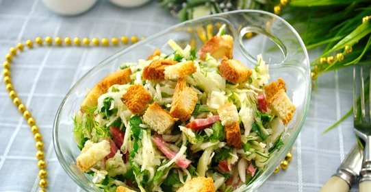 Салат с салями и сухариками