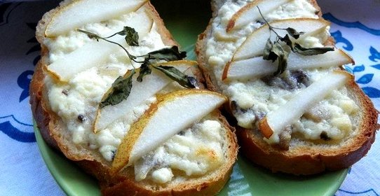 Гренки с творогом грибами и грушей