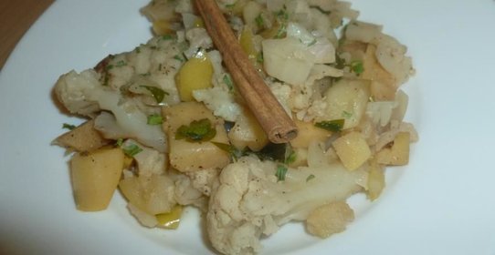 Цветная капуста с яблоками и айвой