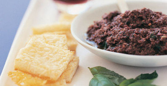 Тосты с пармезаном и пастой из черных оливок