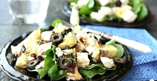 Салат с курицей, шпинатом и сыром
